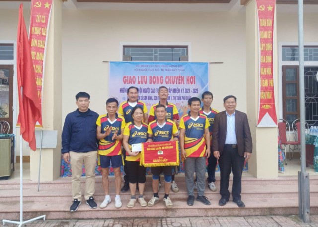 Đội bóng chuyền Người cao tuổi xã Sơn Kim 1 giành ngôi vô địch bóng chuyền hơi huyện Hương Sơn
