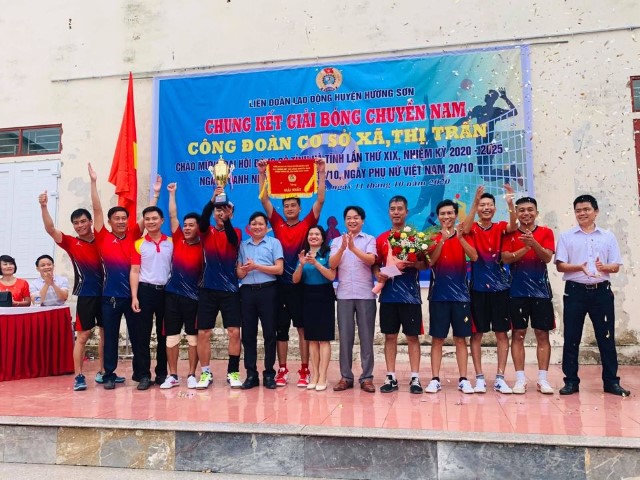 Đội bóng chuyền nam công đoàn xã Sơn Kim 1 đăng quang ngôi vô địch giải Công đoàn huyện