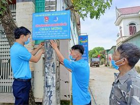 Gắn biển công trình tại tuyến đường thanh niên kiểu mẫu
