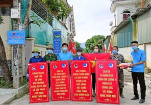 Đoàn xã - Hội LHTN Việt Nam xã Sơn Kim 1 hỗ trợ 12 bảng tiển NTM và 50 lá cờ tổ quốc cho Thôn kim cương 1