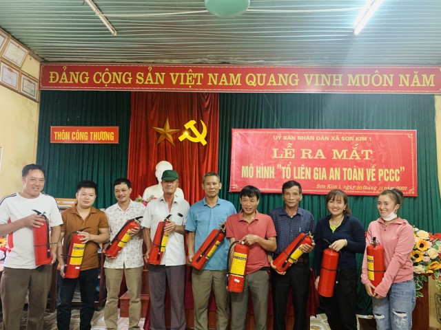 RA MẮT MÔ HÌNH “TỔ LIÊN GIA AN TOÀN VỀ PCCC” VÀ “ ĐIỂM CHỮA CHÁY CÔNG CỘNG” TẠI THÔN CÔNG THƯƠNG, XÃ SƠN KIM 1.