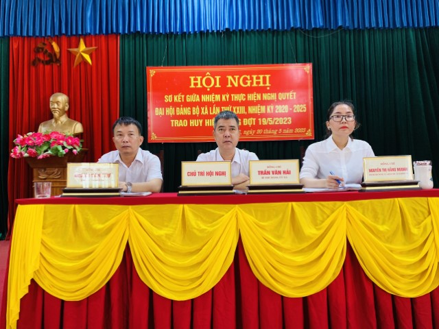 Sơ kết giữa nhiệm kỳ thực hiện nghị quyết đại hội đại biểu Đảng bộ xã Sơn Kim 1 nhiệm kỳ 2020-2025.Trao tặng huy hiệu Đảng đợt 19/5/2023
