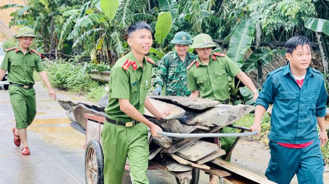 Các lực lượng phối hợp tháo dỡ, di dời nhà ở cho hộ nghèo, hộ dân tộc để xây dựng nhà ở theo các chương trình hỗ trợ.